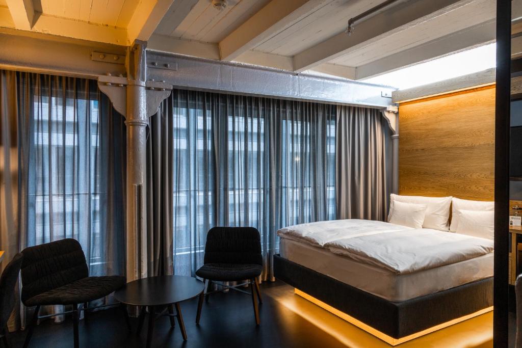 Postel nebo postele na pokoji v ubytování GINN Hotel Hamburg Elbspeicher