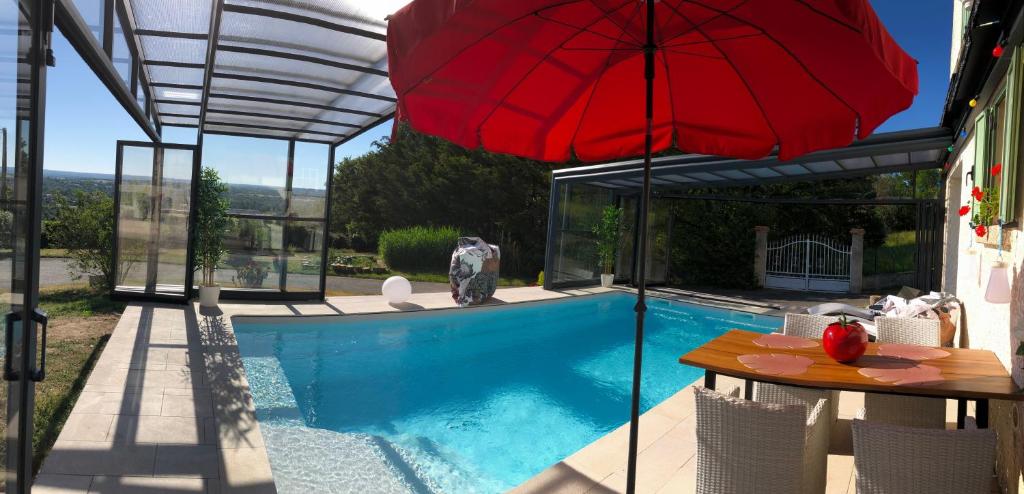 Bazén v ubytování logement avec piscine couverte chauffée du 15 avril à octobre et spa privatifs, vue nebo v jeho okolí
