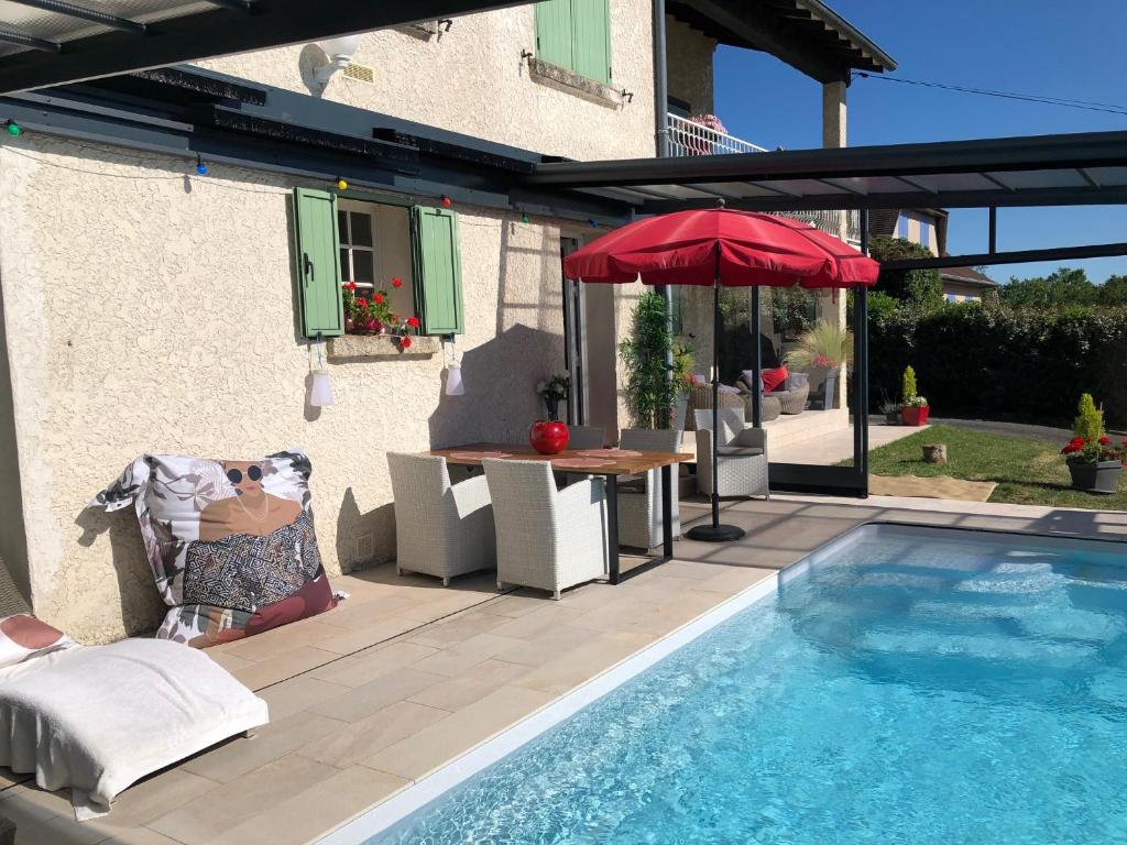 Bazén v ubytování logement avec piscine couverte chauffée du 15 avril à octobre et spa privatifs, vue nebo v jeho okolí