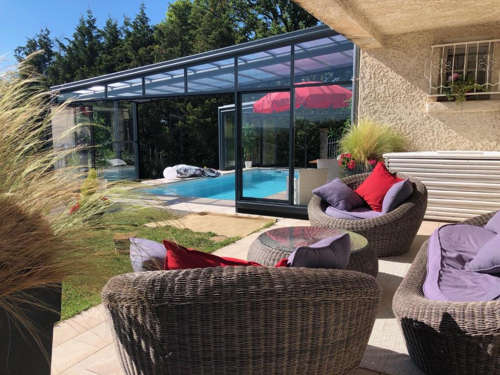 Bazén v ubytování logement avec piscine couverte chauffée du 15 avril à octobre et spa privatifs, vue nebo v jeho okolí