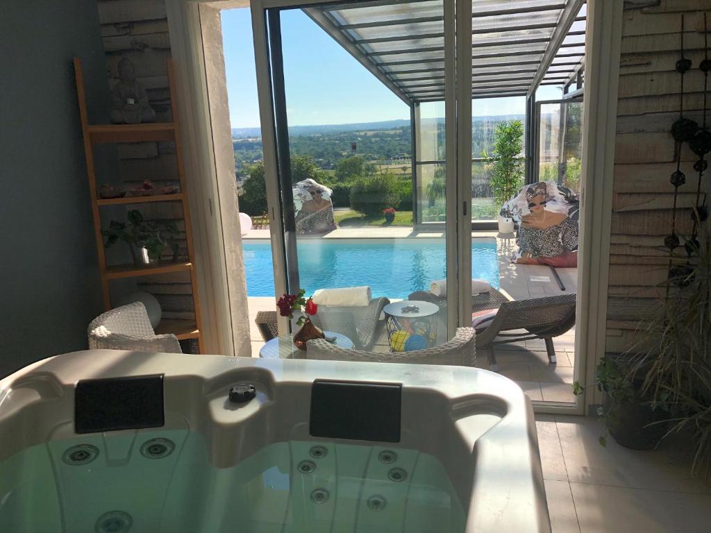 Bazén v ubytování logement avec piscine couverte chauffée du 15 avril à octobre et spa privatifs, vue nebo v jeho okolí