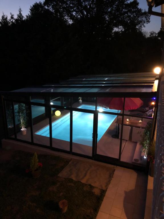 Bazén v ubytování logement avec piscine couverte chauffée du 15 avril à octobre et spa privatifs, vue nebo v jeho okolí