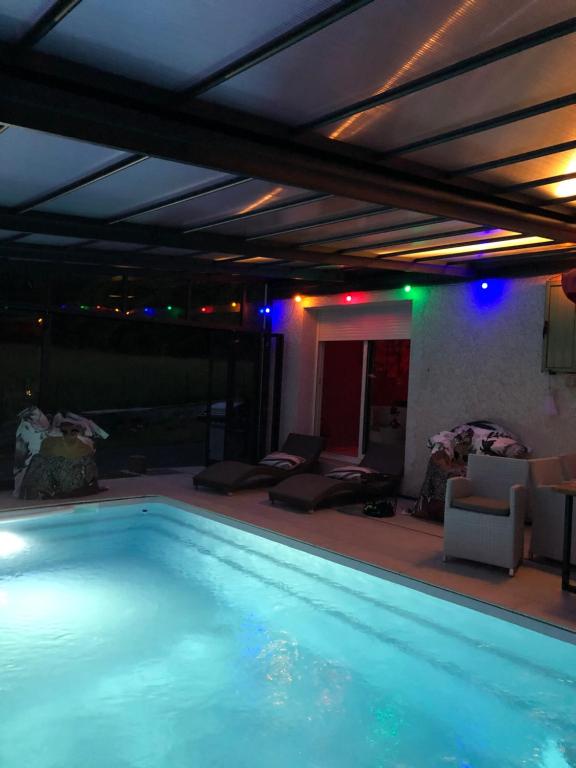 Bazén v ubytování logement avec piscine couverte chauffée du 15 avril à octobre et spa privatifs, vue nebo v jeho okolí
