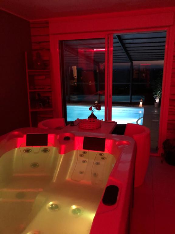 Bazén v ubytování logement avec piscine couverte chauffée du 15 avril à octobre et spa privatifs, vue nebo v jeho okolí
