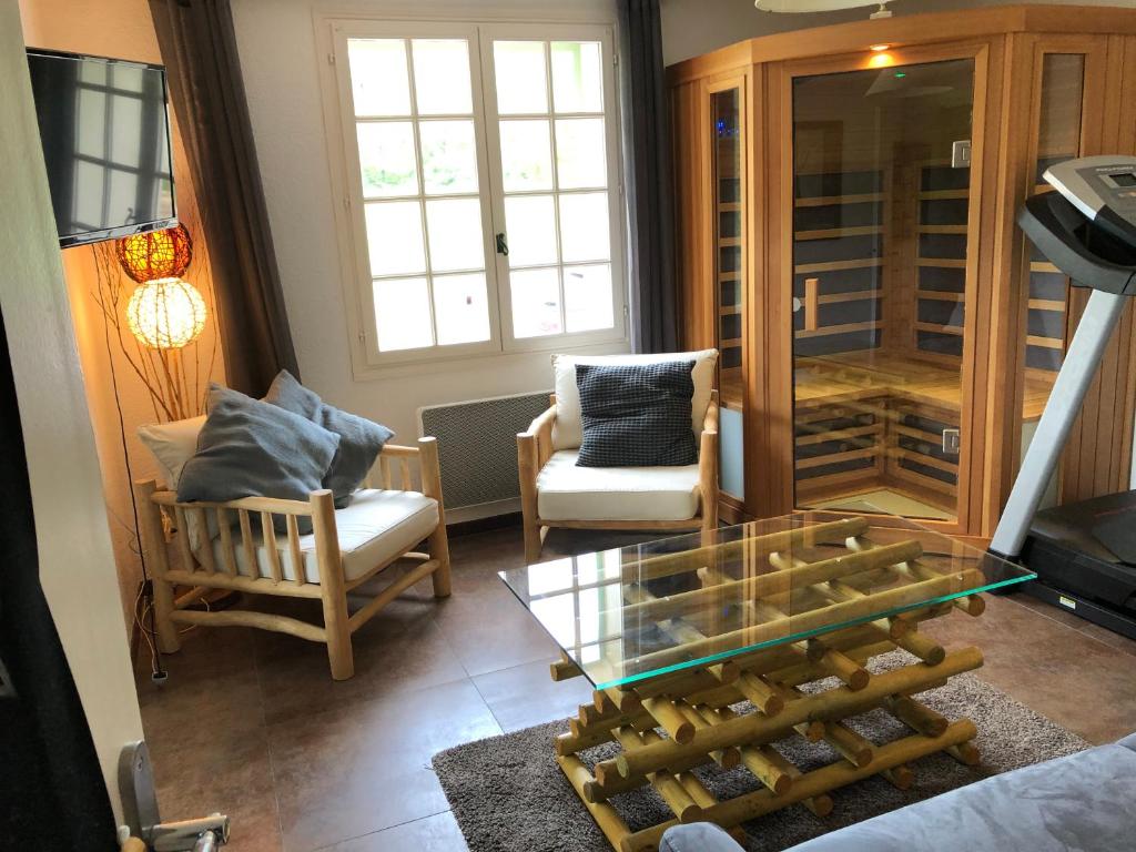 Posezení v ubytování logement avec piscine couverte chauffée du 15 avril à octobre et spa privatifs, vue