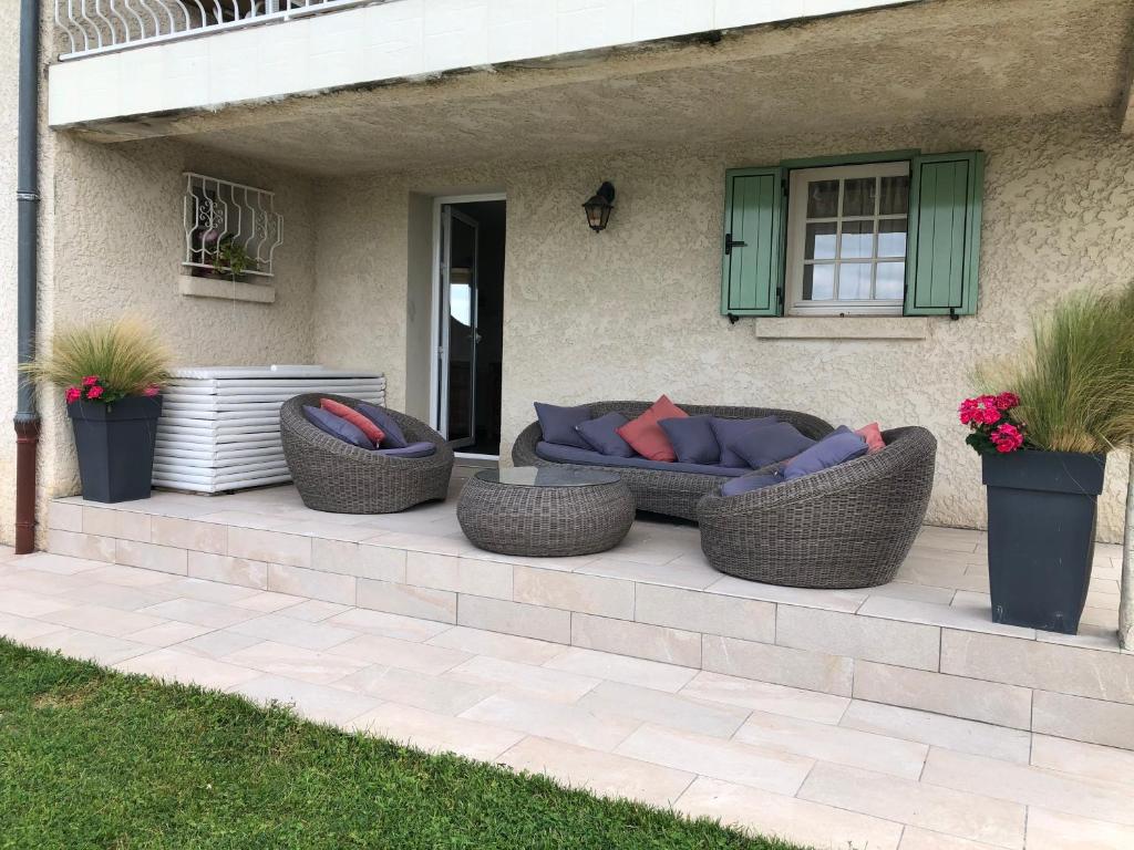 Posezení v ubytování logement avec piscine couverte chauffée du 15 avril à octobre et spa privatifs, vue