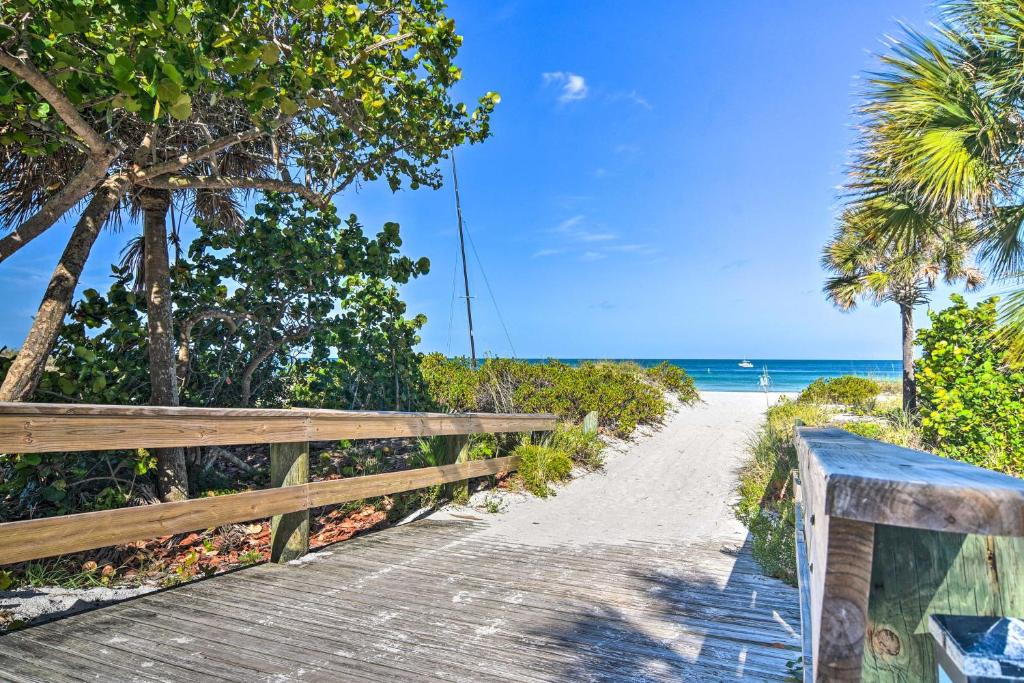 Indian Rocks Beach Unit - Steps from the Shoreline - Apartamento
