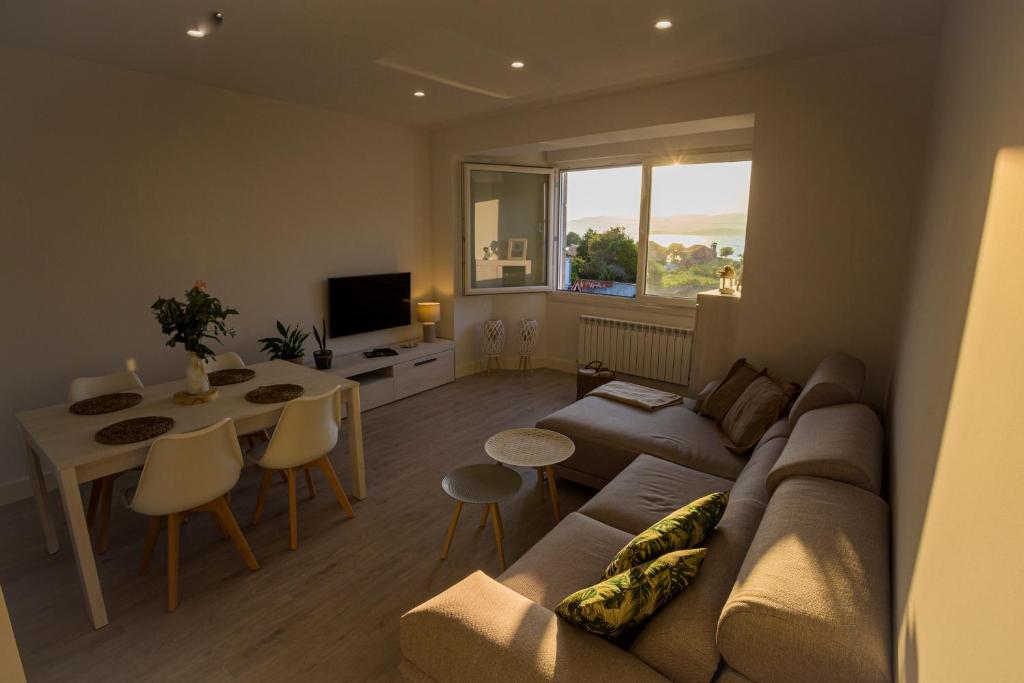 Televízia a/alebo spoločenská miestnosť v ubytovaní Balcón de Arousa - Vistas a las Rias Baixas