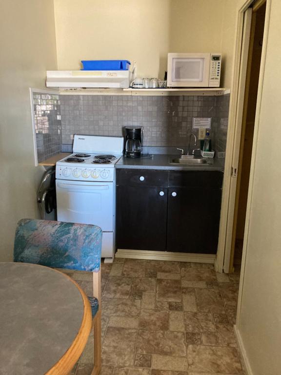 Kuchyň nebo kuchyňský kout v ubytování Taber Motel