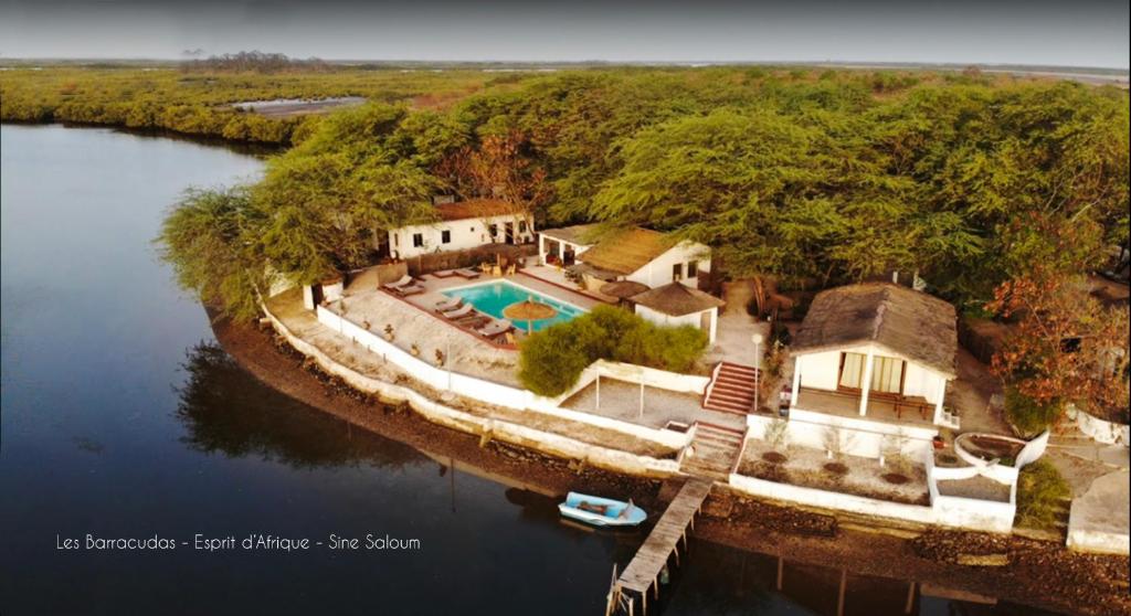 Vue aérienne d'une maison au milieu d'une rivière dans l'établissement Les Barracudas, à Sokone