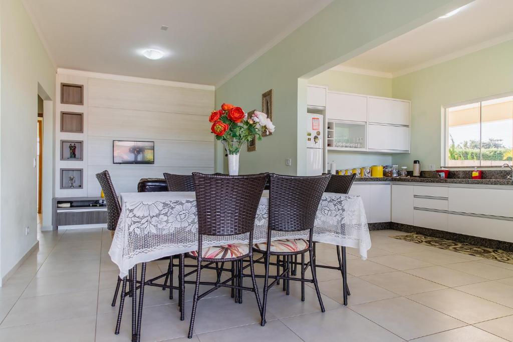  Casa com Wi-Fi e lazer completo em Carlopolis PR