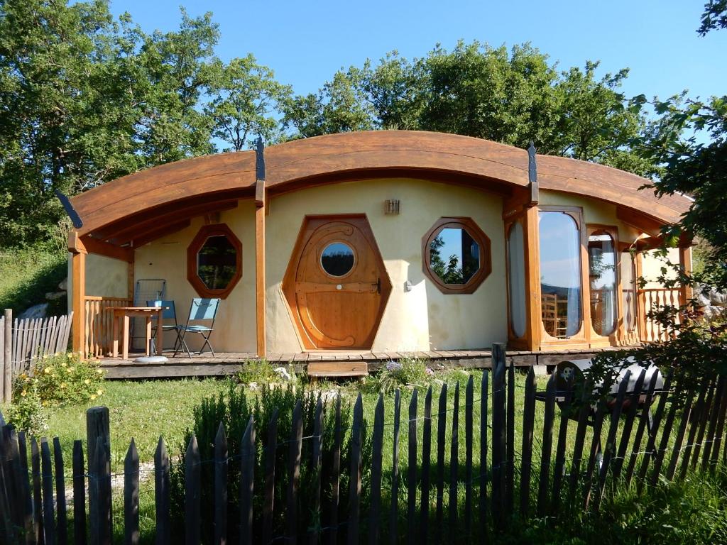 a tiny house in a yard with a fence at Fount de Cousteno in Limbrassac