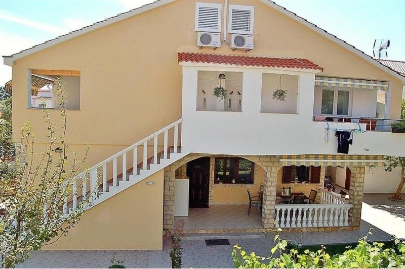 uma grande casa com um alpendre e uma varanda em Apartment in Privlaka with Terrace, Air conditioning, WIFI, Washing machine (4839-2) em Privlaka