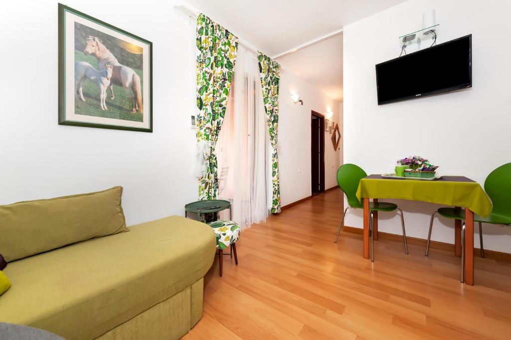 TV a/nebo společenská místnost v ubytování Apartments Aja and Stefy