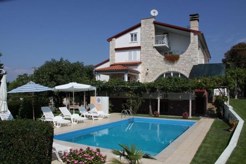 dom z basenem przed domem w obiekcie Apartment in Medulin with sea view, balcony, air conditioning, W-LAN (112-5) w Medulinie