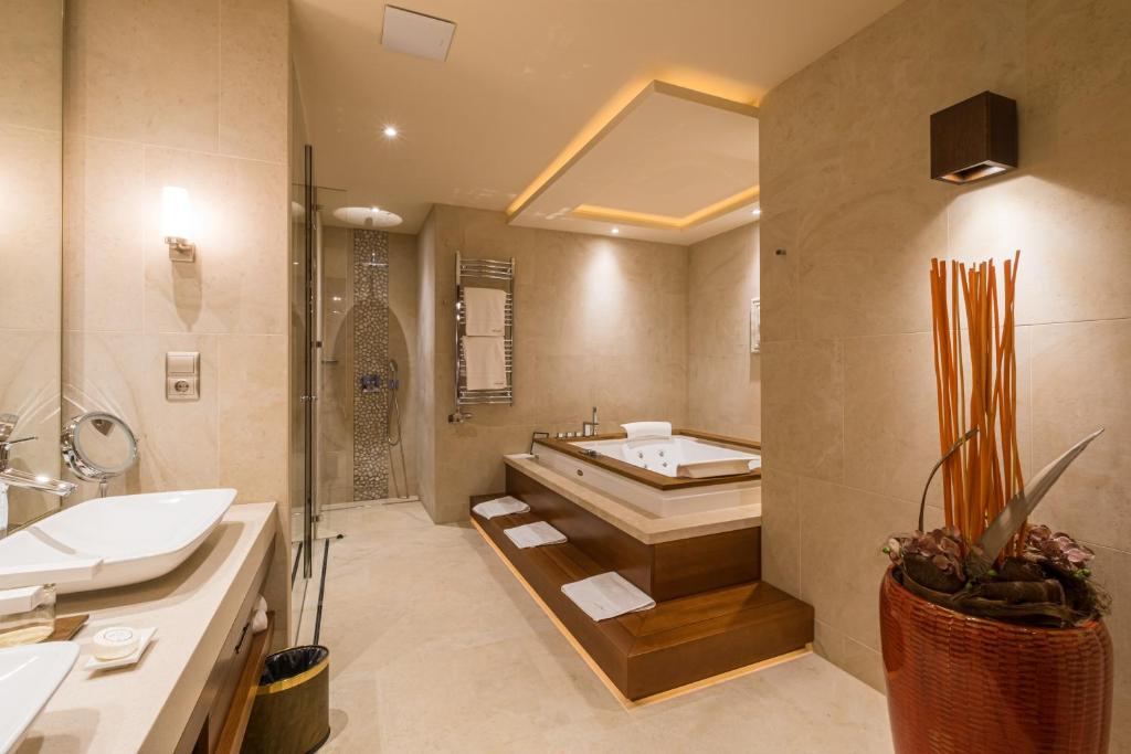 łazienka z wanną i umywalką w obiekcie Mala Garden Design Hotel w Siófoku