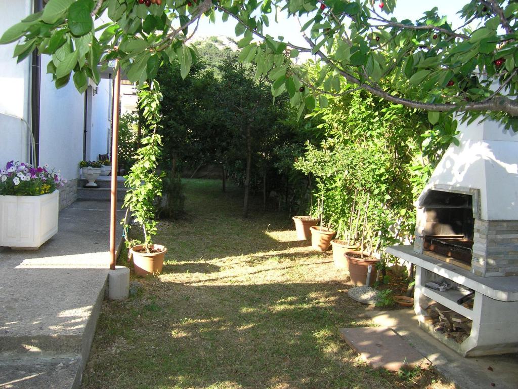 Vonkajšia záhrada v ubytovaní Apartments Mari with terrace