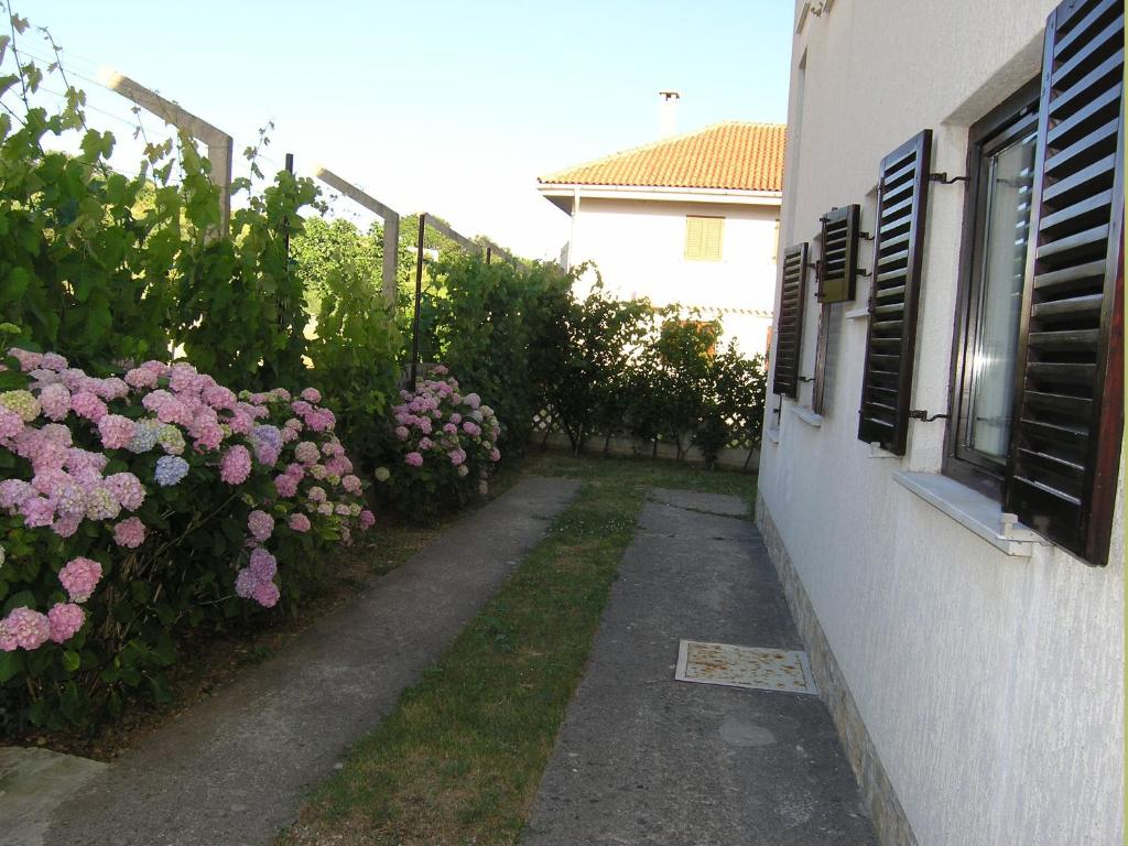Vonkajšia záhrada v ubytovaní Apartments Mari with terrace