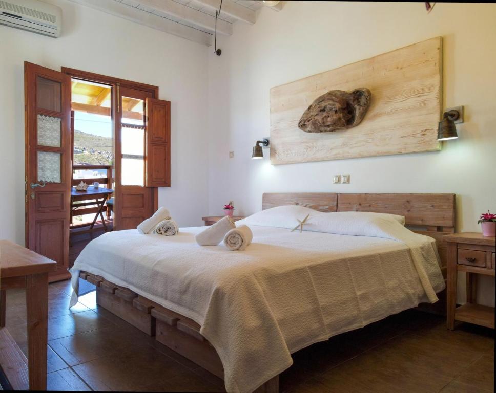ein Schlafzimmer mit einem Bett mit Löwenkopf an der Wand in der Unterkunft Mistral-Patmos in Patmos