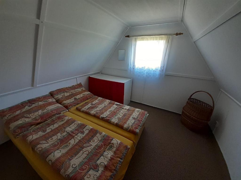 Postel nebo postele na pokoji v ubytování Chata u lesa