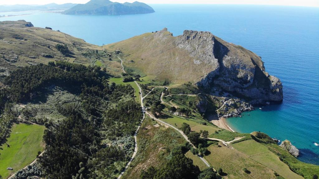 una vista aérea de una montaña junto al océano en Bisabuela Martina en Liendo