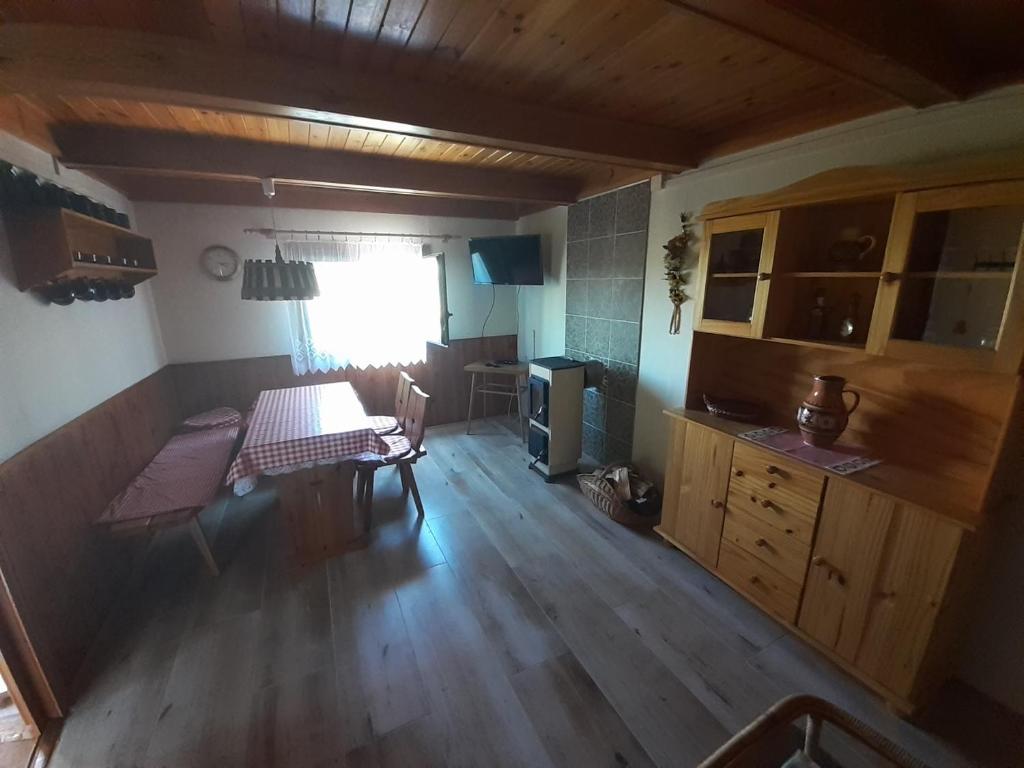 TV a/nebo společenská místnost v ubytování Chata u lesa