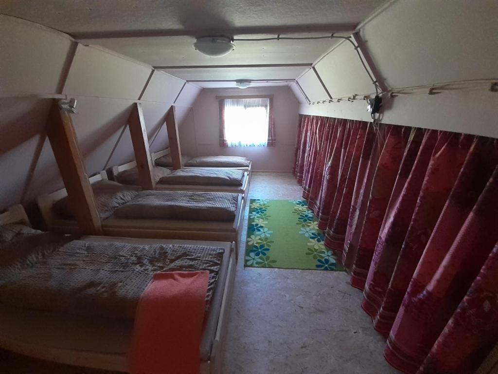 Postel nebo postele na pokoji v ubytování Chata u lesa