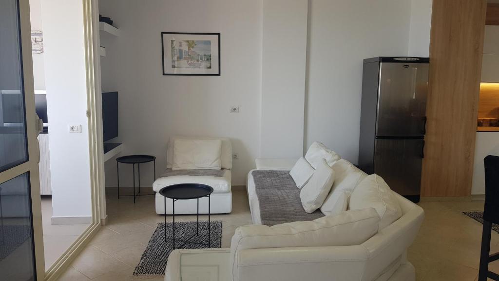 M&I Beach Apartment with Sea View - Image 5