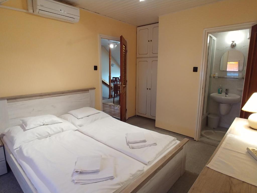 Posteľ alebo postele v izbe v ubytovaní EMMA Apartman Harkány