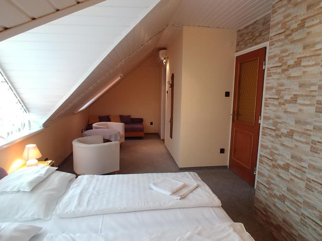 Posteľ alebo postele v izbe v ubytovaní EMMA Apartman Harkány