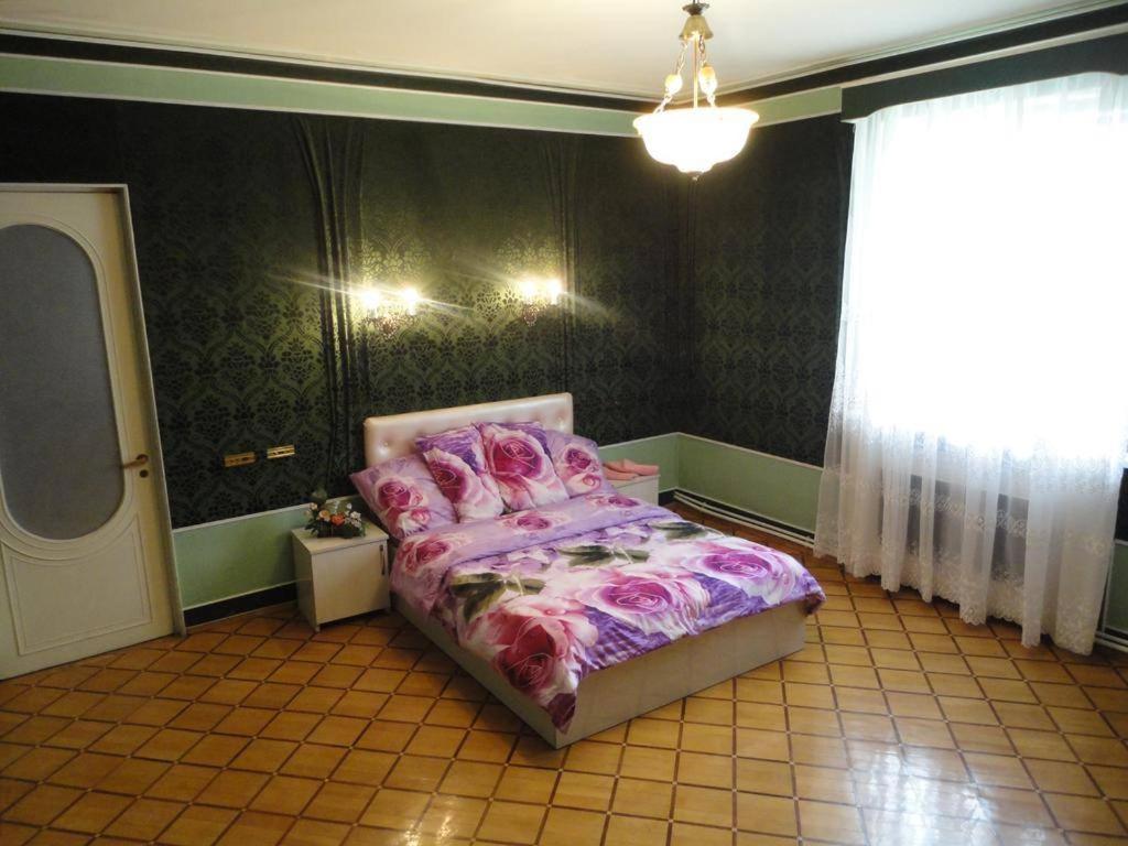 ein Schlafzimmer mit einem Bett in einem Zimmer mit einem Fenster in der Unterkunft Royal Boutique Hotel on Kievyan in Yerevan