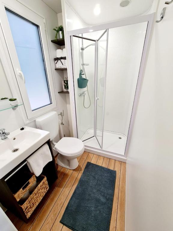 Ванная комната в Mobile Homes Adriatic , Campsite Porton Biondi -Rovinj