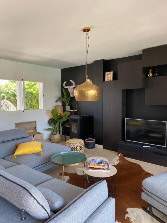 TV a/nebo společenská místnost v ubytování Villa 15 - Beachhouse Luxury Villa - 300m Beach - WIFI - Klima