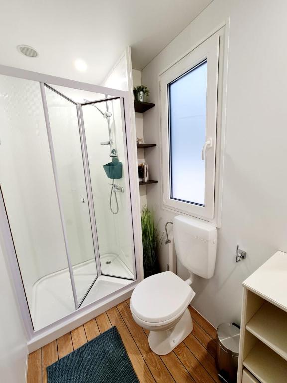 Ванная комната в Mobile Homes Adriatic , Campsite Porton Biondi -Rovinj