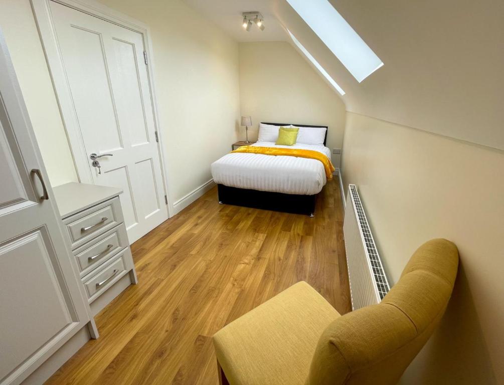 Postel nebo postele na pokoji v ubytování Drumlanaught Cottage Farnham
