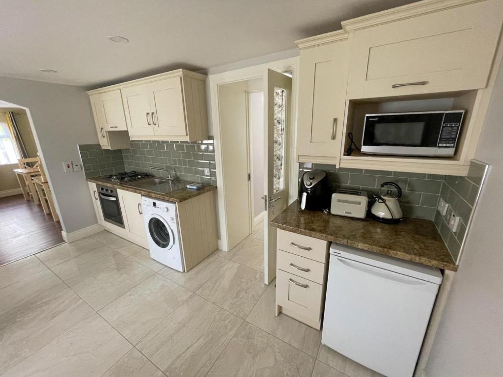 Kuchyň nebo kuchyňský kout v ubytování Drumlanaught Cottage Farnham