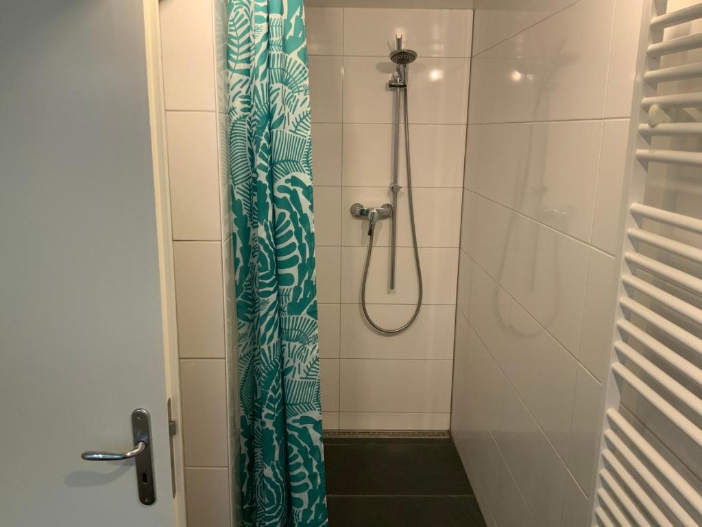 ruhiges privates Zimmer in Freiburg, zentrumsnah, Nähe Europapark - Sala Familiar De Lujo
