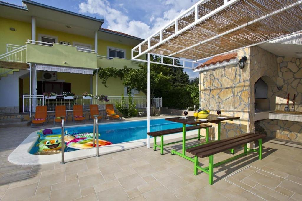 Bazén v ubytování Beautiful villa - private heated pool, parking, BBQ near Split nebo v jeho okolí