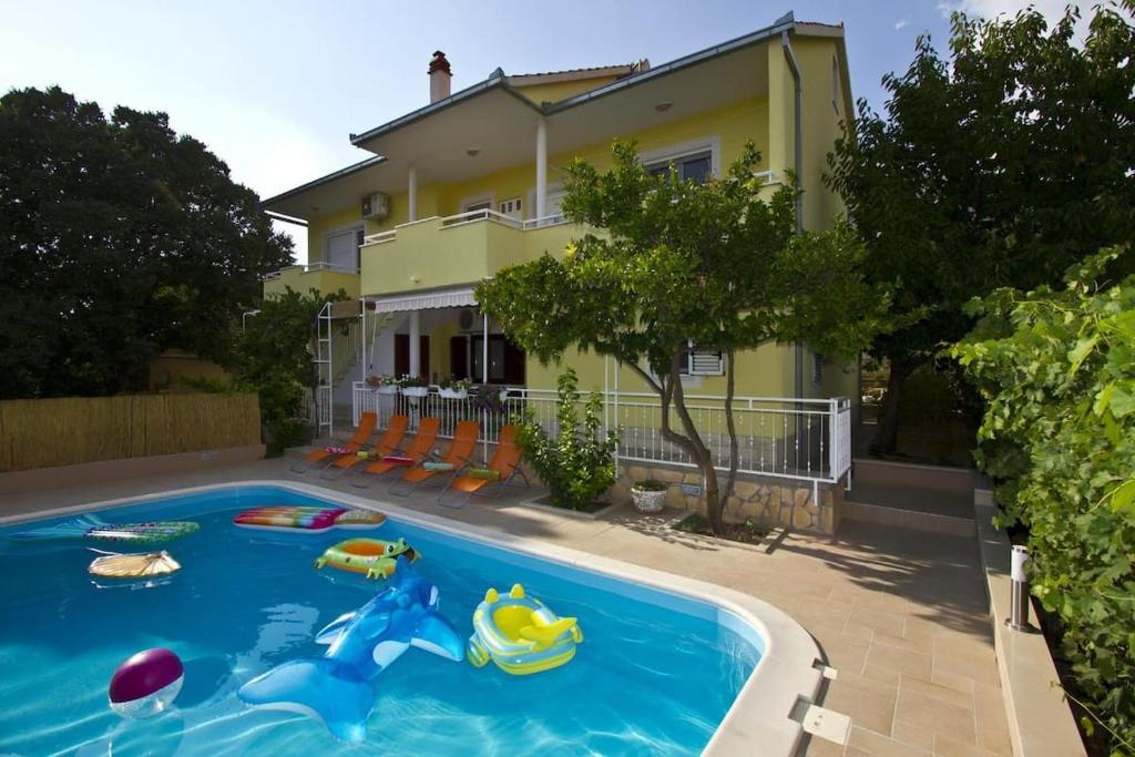 Bazén v ubytování Beautiful villa - private heated pool, parking, BBQ near Split nebo v jeho okolí