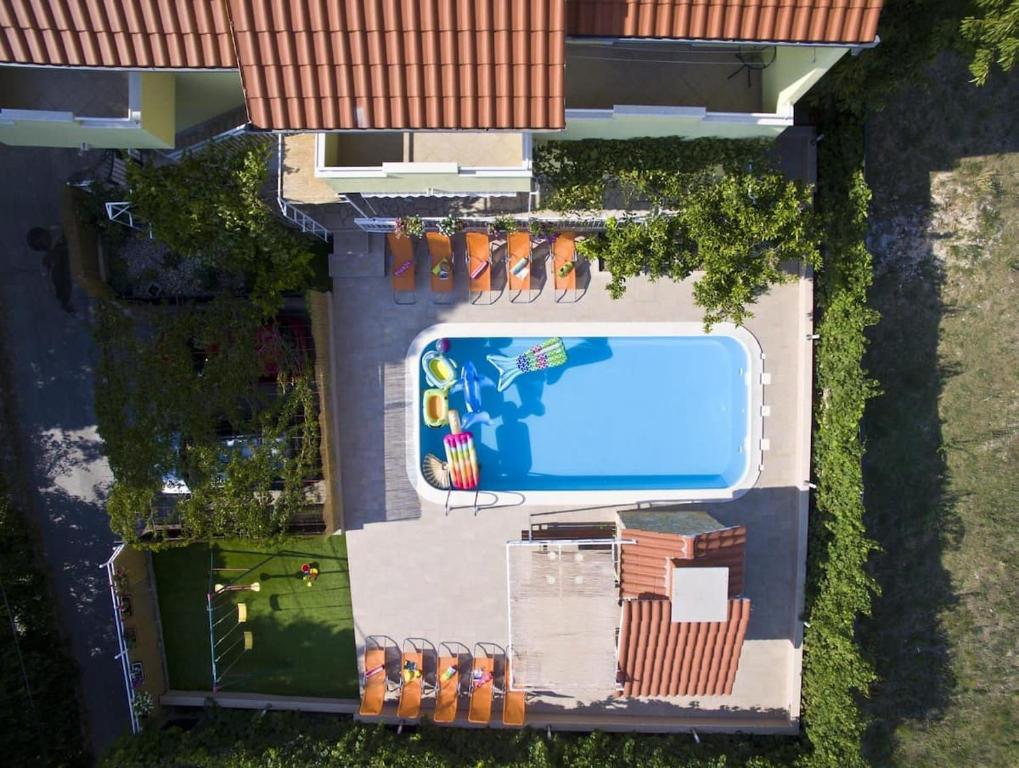 Bazén v ubytování Beautiful villa - private heated pool, parking, BBQ near Split nebo v jeho okolí