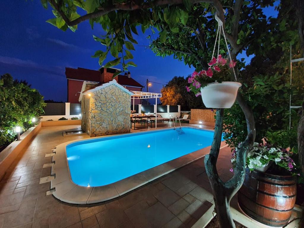 Bazén v ubytování Beautiful villa - private heated pool, parking, BBQ near Split nebo v jeho okolí