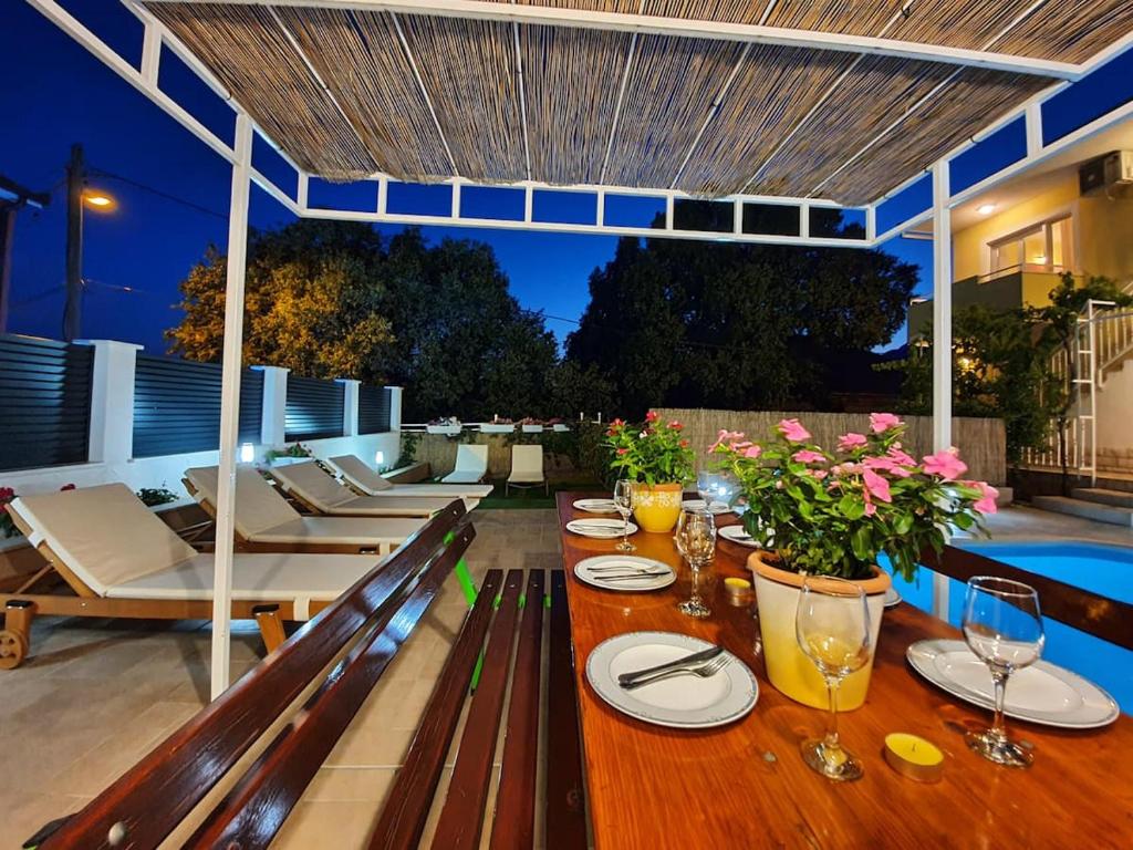 Bazén v ubytování Beautiful villa - private heated pool, parking, BBQ near Split nebo v jeho okolí