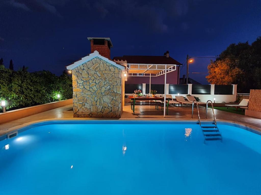 Bazén v ubytování Beautiful villa - private heated pool, parking, BBQ near Split nebo v jeho okolí