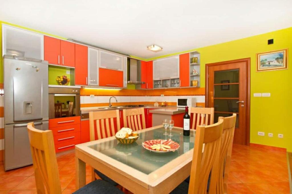 Kuchyň nebo kuchyňský kout v ubytování Beautiful villa - private heated pool, parking, BBQ near Split