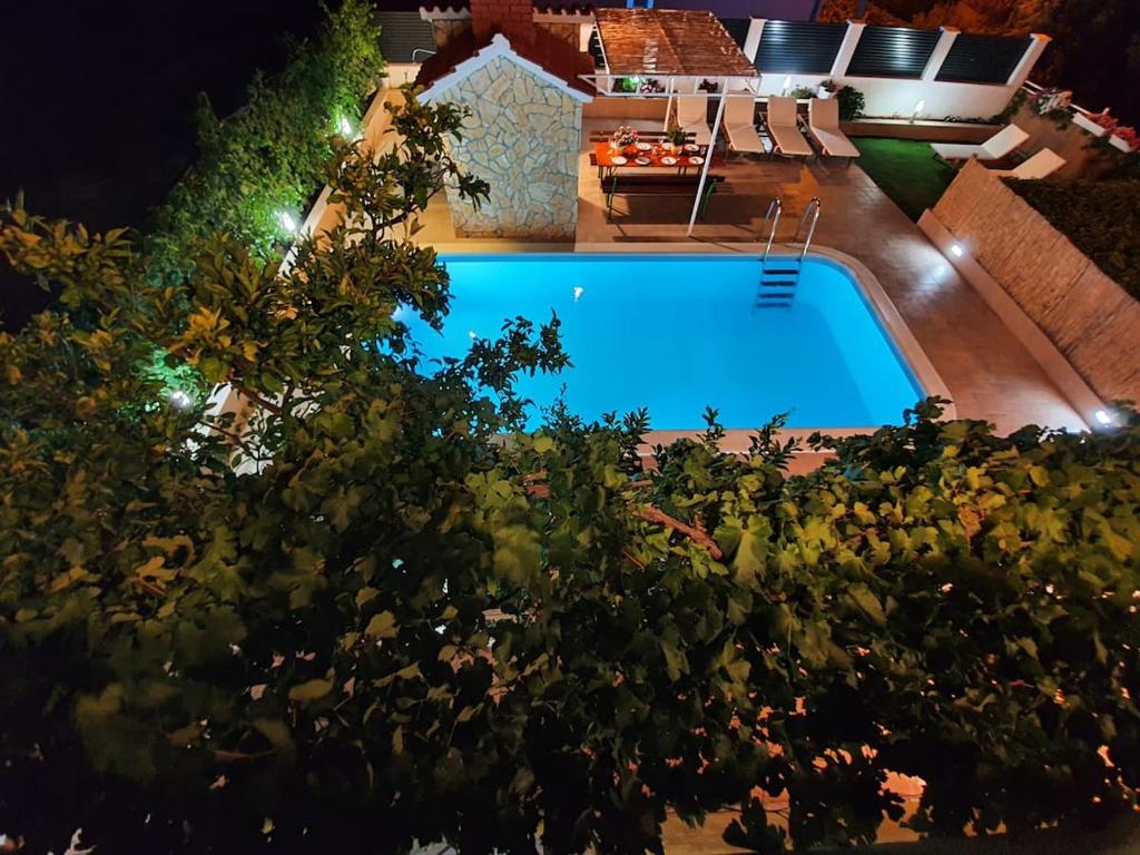 Bazén v ubytování Beautiful villa - private heated pool, parking, BBQ near Split nebo v jeho okolí