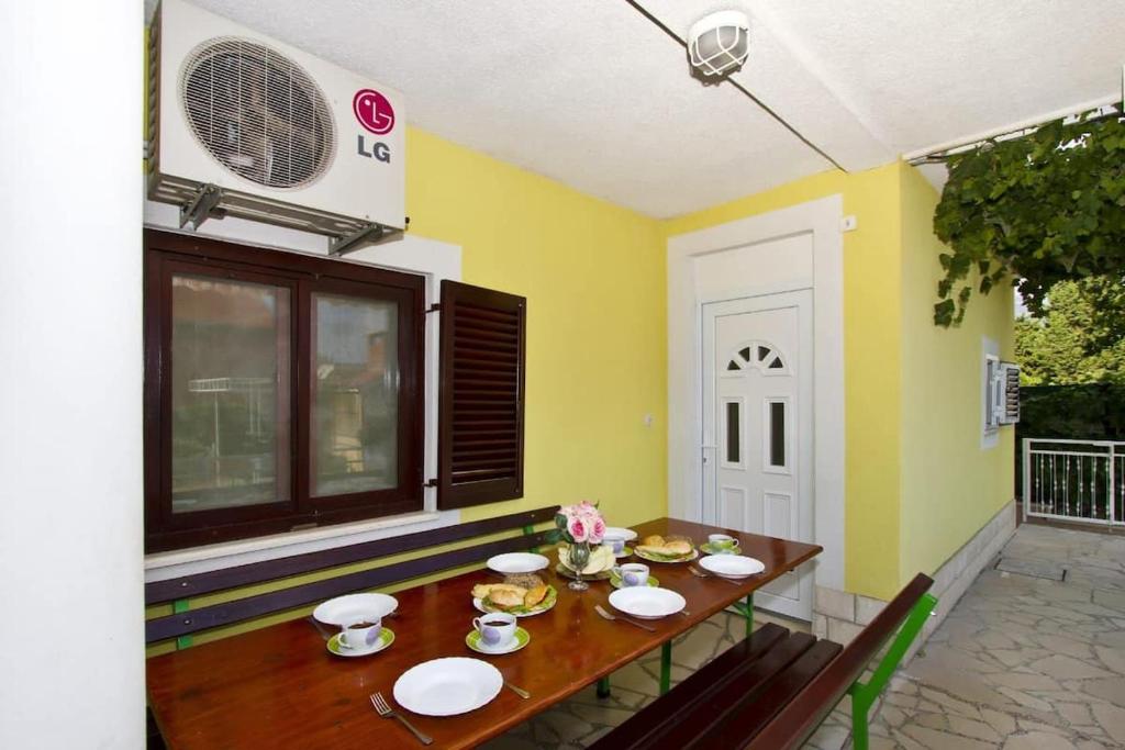 Balkón nebo terasa v ubytování Beautiful villa - private heated pool, parking, BBQ near Split