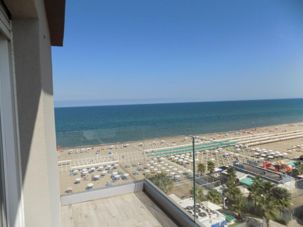 widok na plażę z balkonu hotelu w obiekcie Hotel Diplomatic w mieście Riccione