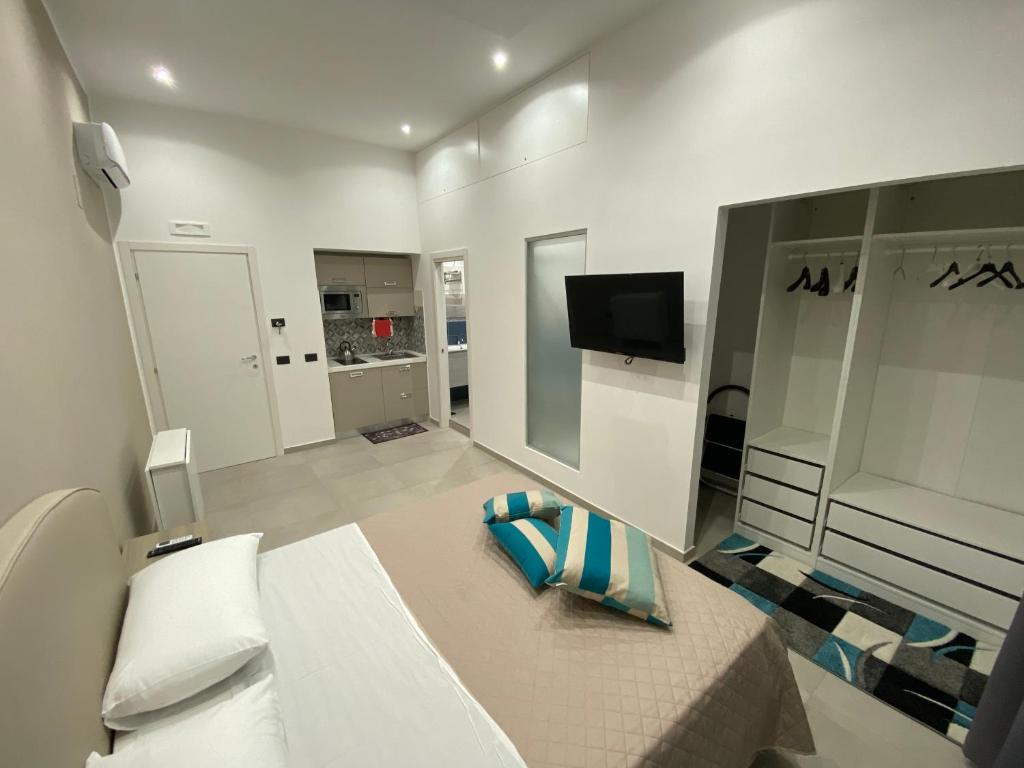Televízia a/alebo spoločenská miestnosť v ubytovaní Room25mq