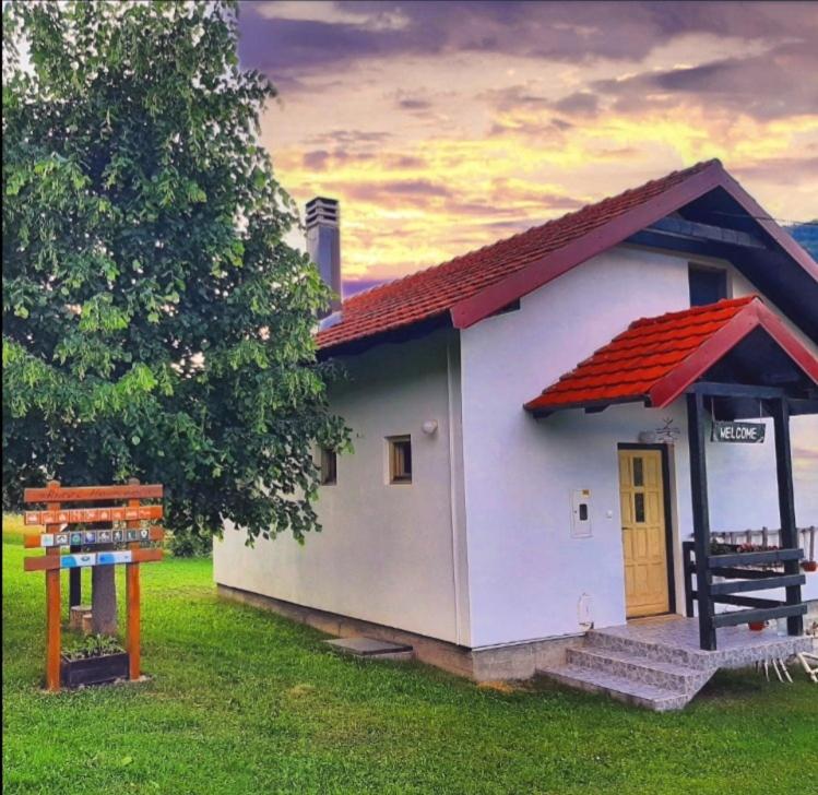 un pequeño edificio blanco con techo rojo en Kosta's romantic house, en Plav