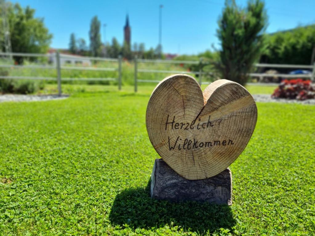 un cœur en bois assis au-dessus d'un champ d'herbe dans l'établissement Haus Sonnengarten, à Kapellen-Drusweiler